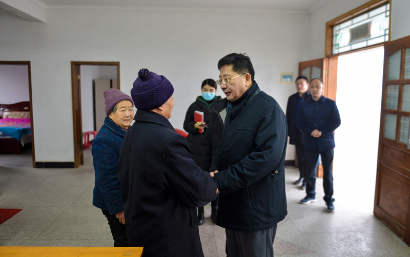 12月10日，市委书记魏晓明走访军烈属林联攀户。.jpg