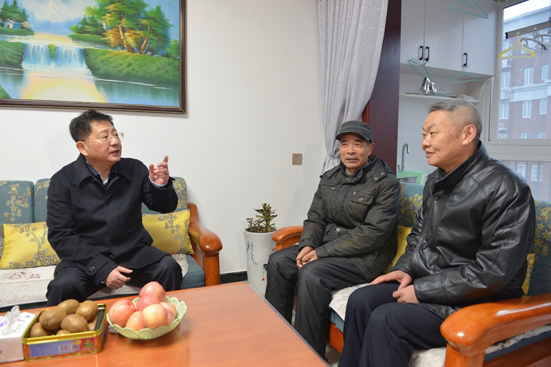 2月8日，魏书记慰问困难党员曹慈宏.jpg