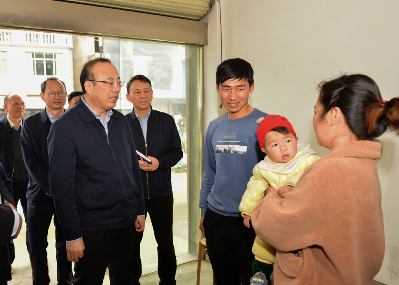 4月1日，张书记到岳西县响肠镇千佛塔村王新应户..jpg