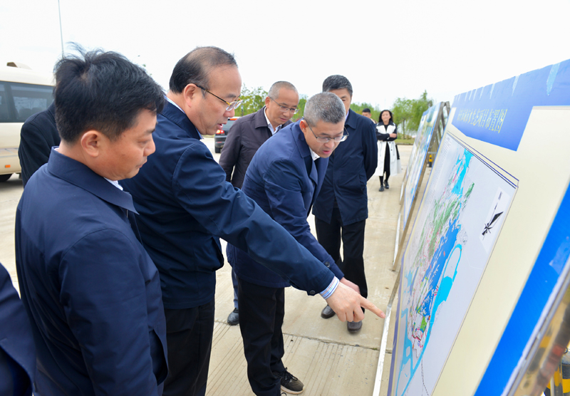 2021年4月8日，张书记前往泉塘峡，调研城区水系连通情况2.jpg