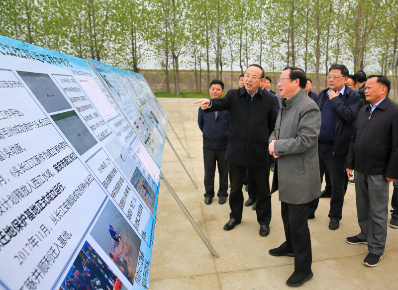2021年4月8日，张书记调研西江江豚迁地保护工作.jpg
