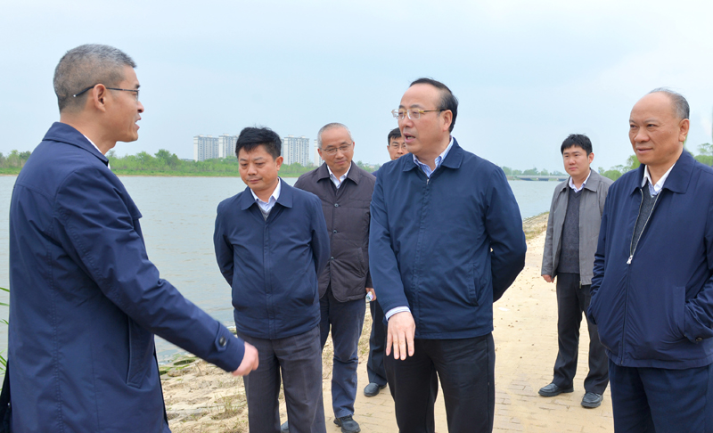 2021年4月8日，张书记前往泉塘峡，调研城区水系连通情况.jpg