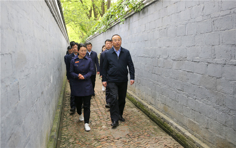 4月10日，张书记参观桐城市六尺巷.jpg