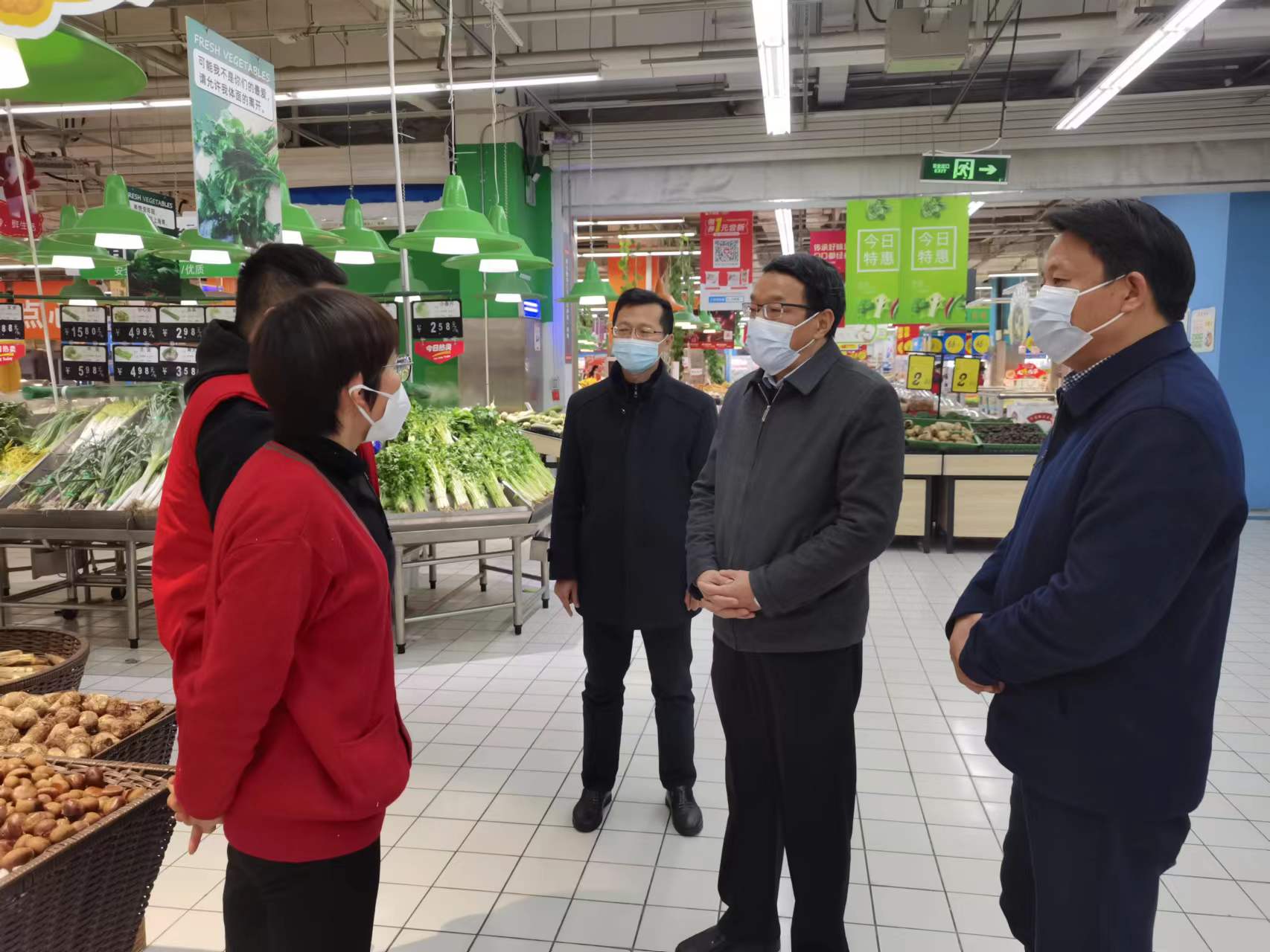 耿延强首先前往安庆北高速出口,高铁站,深入了解"两码"查验,专用通道